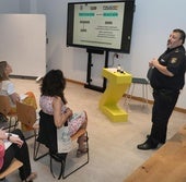 Alejandro de la Gala, miembro del Grupo 5 de Delitos Tecnológicos de la Brigada de Policía Judicial, durante su exposición en la Cámara de Comercio.