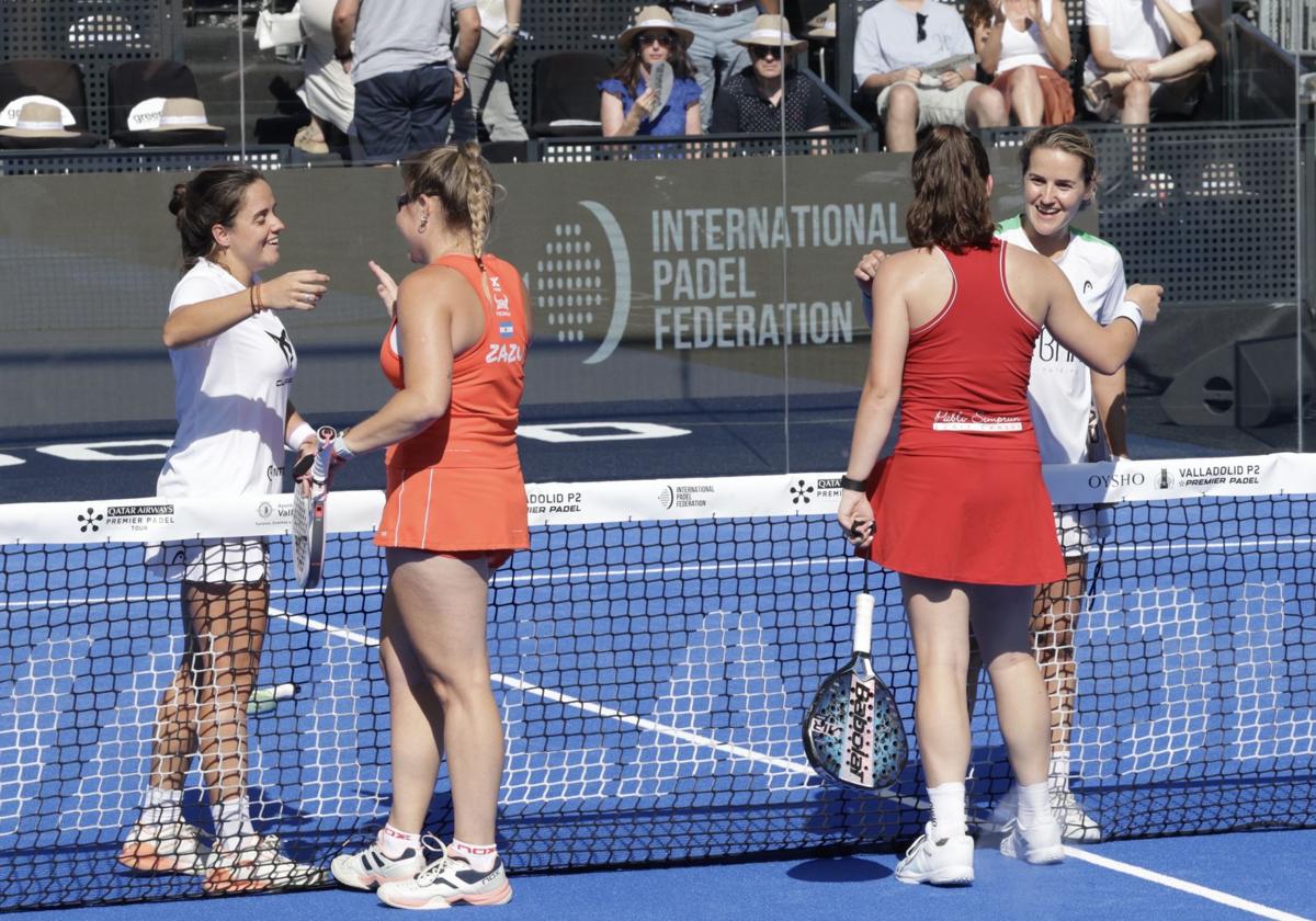 Martina Calvo y Aranza Osoro felicitan a Ariana Sánchez y Paula Josemaría.