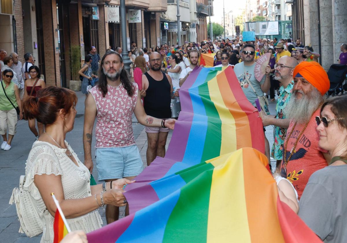 Las banderas arcoirís protagonizan la protesta en la Calle Mayor de Palencia.