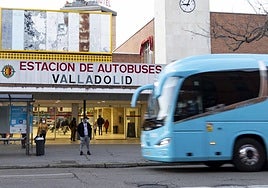 Un autobús accede a la estación de Valladolid.