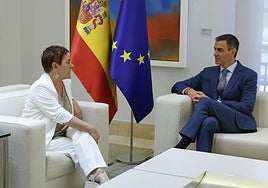 El presidente del Gobierno, Pedro Sánchez, con la portavoz parlamentaria de EH Bildu, Mertxe Aizpurua el pasado día 18.