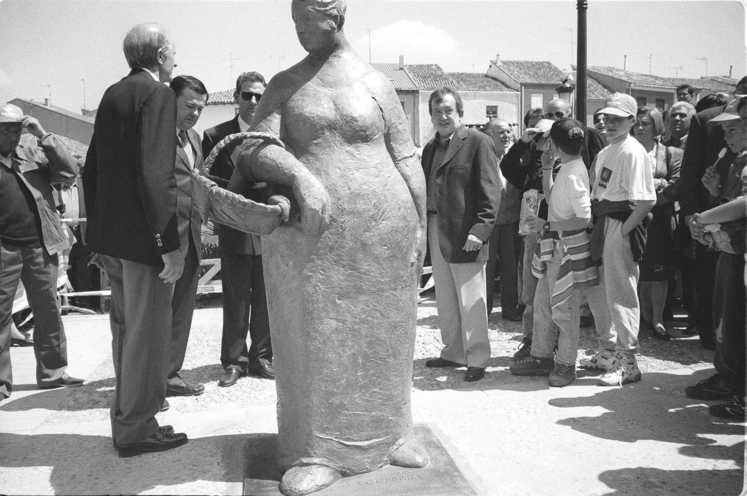 Inauguración de la estatua de La Quesera. 9 de abril de 1998.