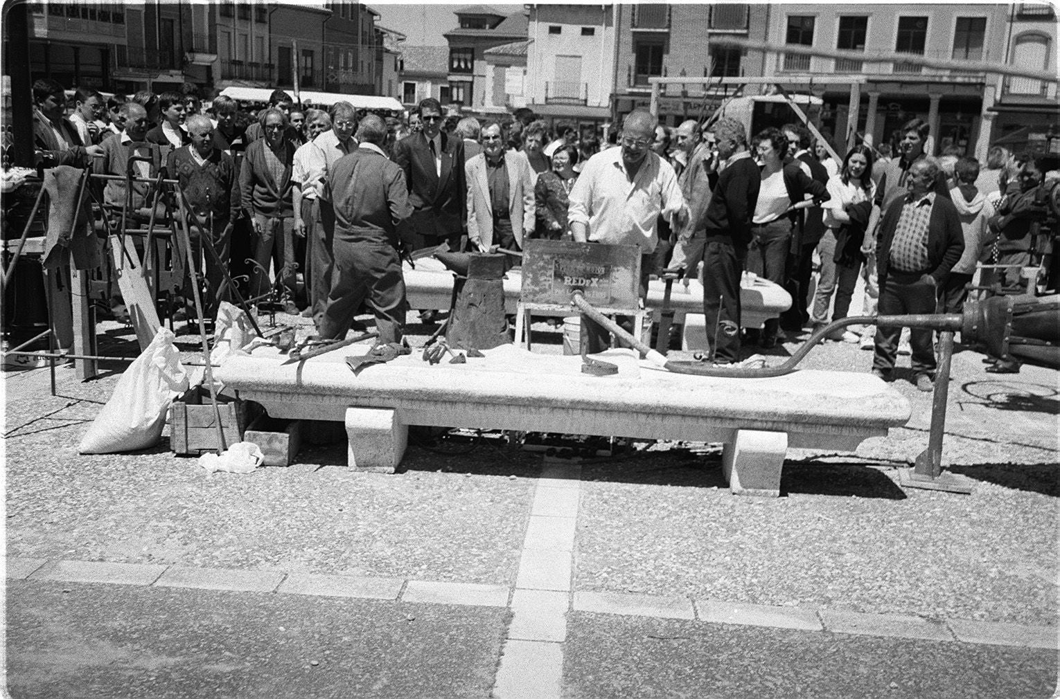 Demostración del oficio del herrero dentro de las jornadas sobre las costumbres y oficios derivados de la oveja. 22 de mayo de 1999.