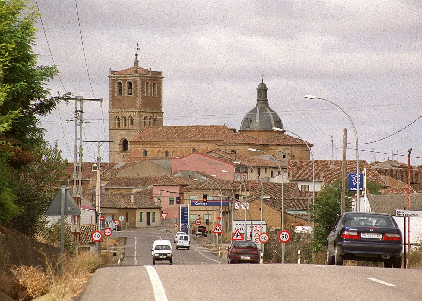 Entrada de la N-610 (Palencia-Benavente) en Villalón de Campos. 12 de octubre de 2000.