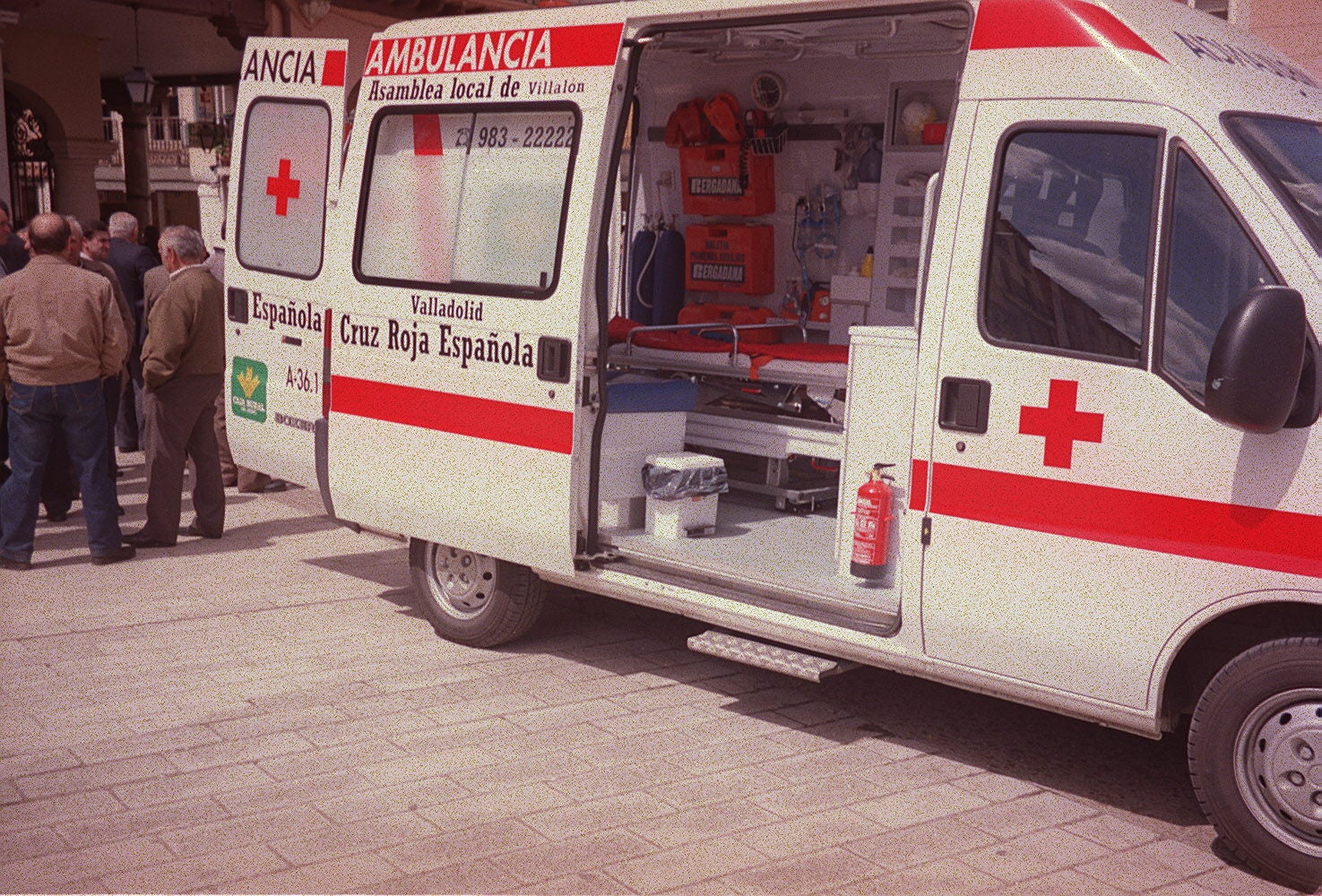 Imagen de la nueva ambulancia de Cruz Roja para Villalón. 6 de mayo de 2001.