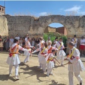 Villabaruz de Campos recupera el baile de los quintos por las casas del pueblo