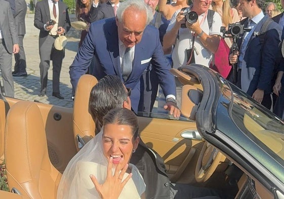 Ana de Miguel muestra su anillo en las inmediaciones de la iglesia de San Millán.