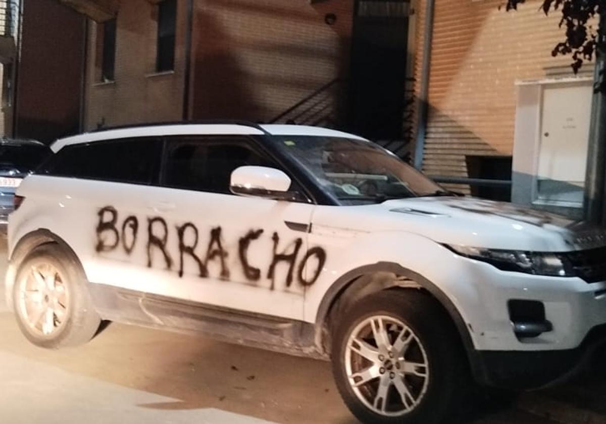Pintada en el lateral del coche.