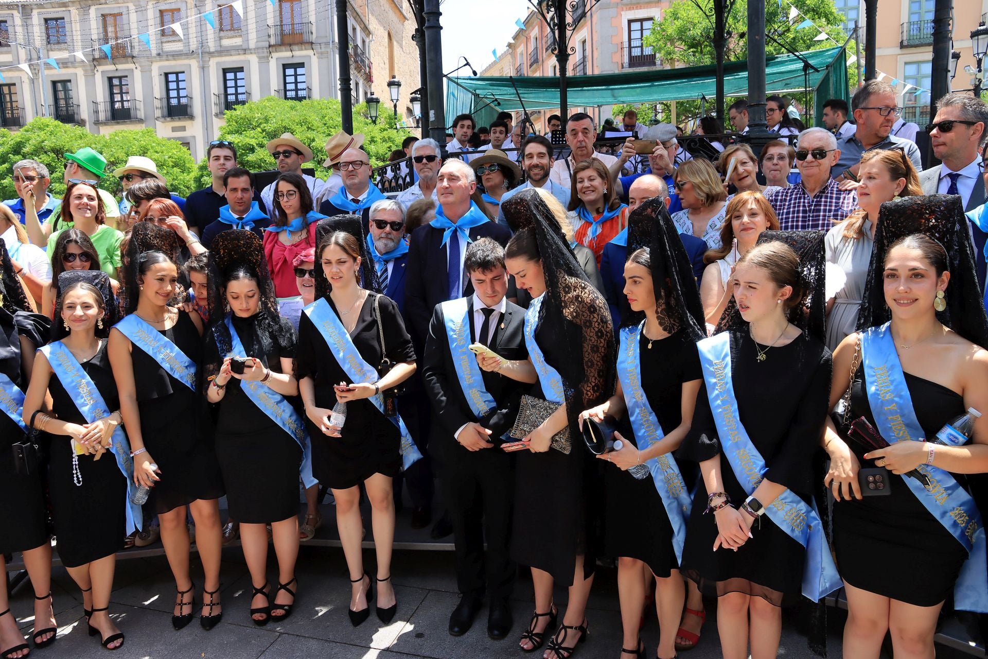 Fotos del canto del himno de Segovia y de la Tajada de San Andrés