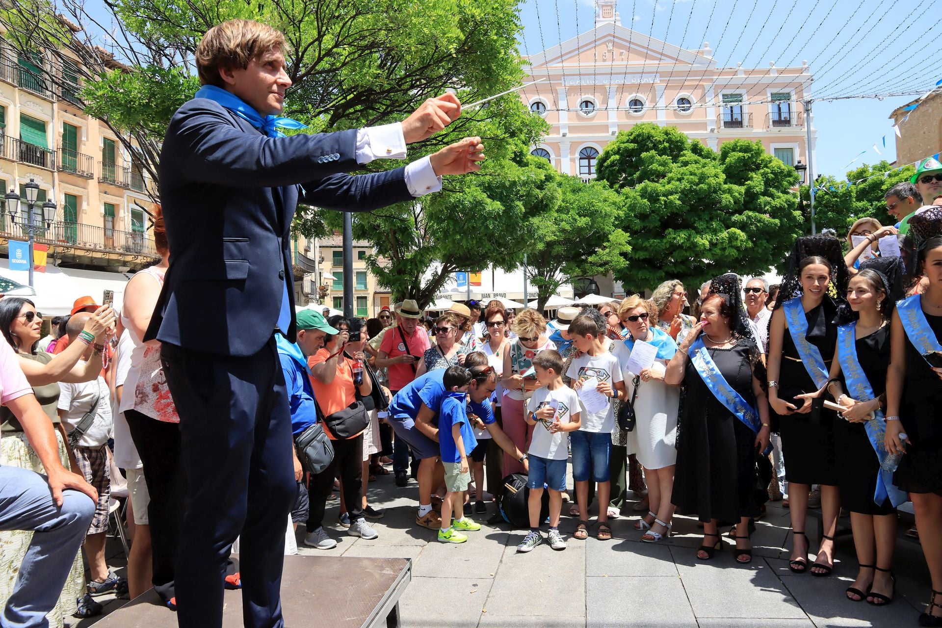 Fotos del canto del himno de Segovia y de la Tajada de San Andrés