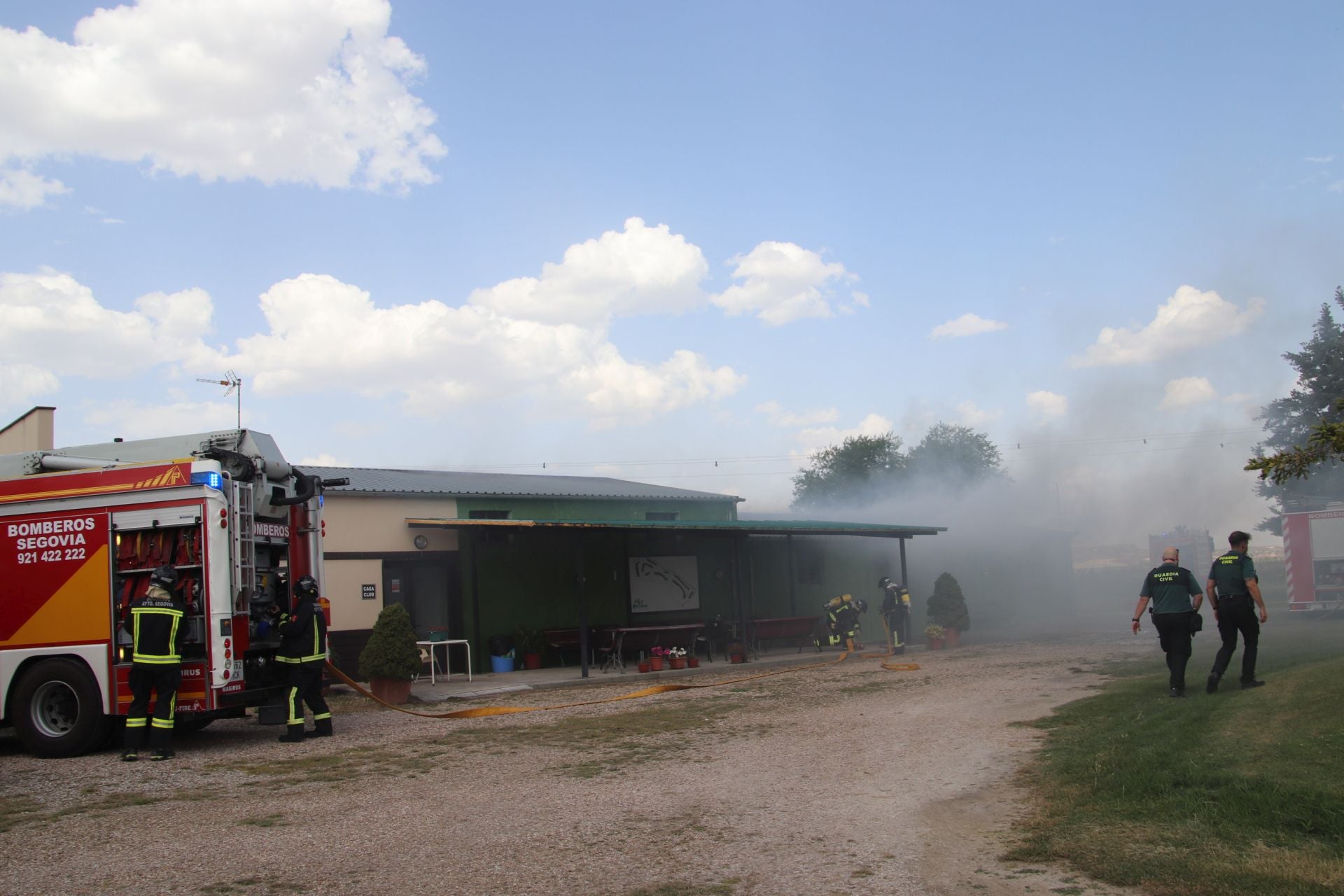 Fotos del incendio de un club de golf en un pueblo de Segovia
