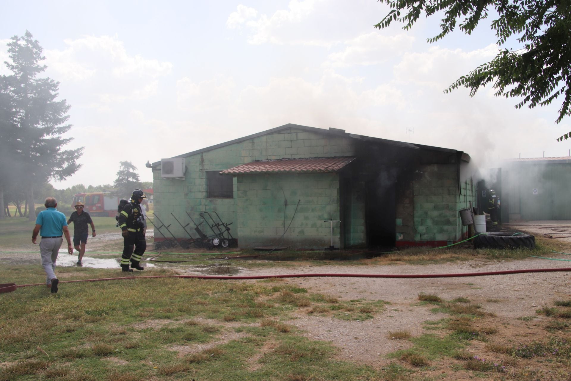 Fotos del incendio de un club de golf en un pueblo de Segovia