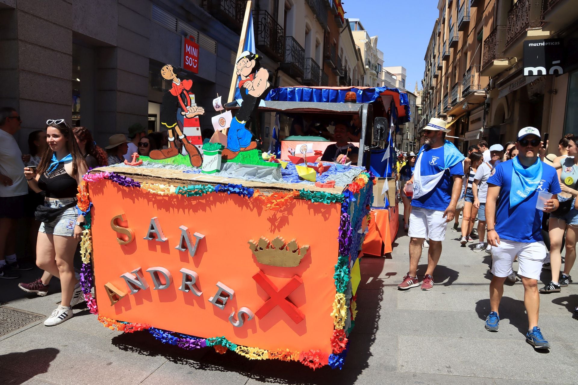 Fotos del canto del himno de Segovia y de la Tajada de San Andrés