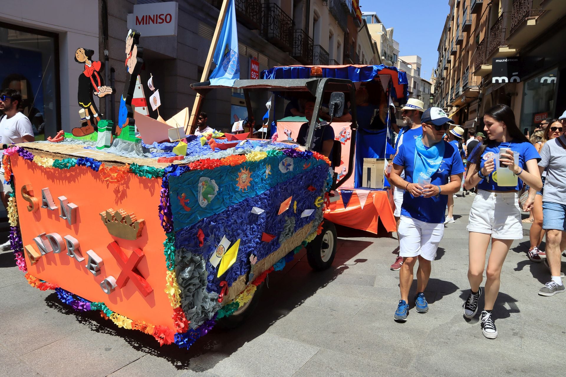 Fotos del canto del himno de Segovia y de la Tajada de San Andrés