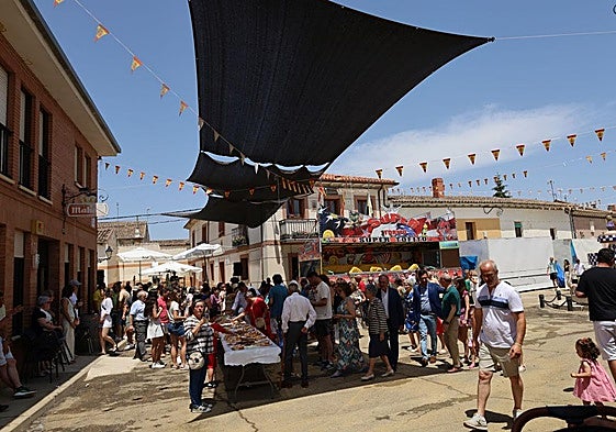 Un gran toldo trató de paliar las altas temperaturas.