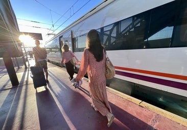 Usuarios del tren playero en una imagen de 2023.