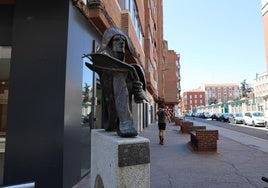 La escultura de bronce del arlequín del artista Ángel Membiela.