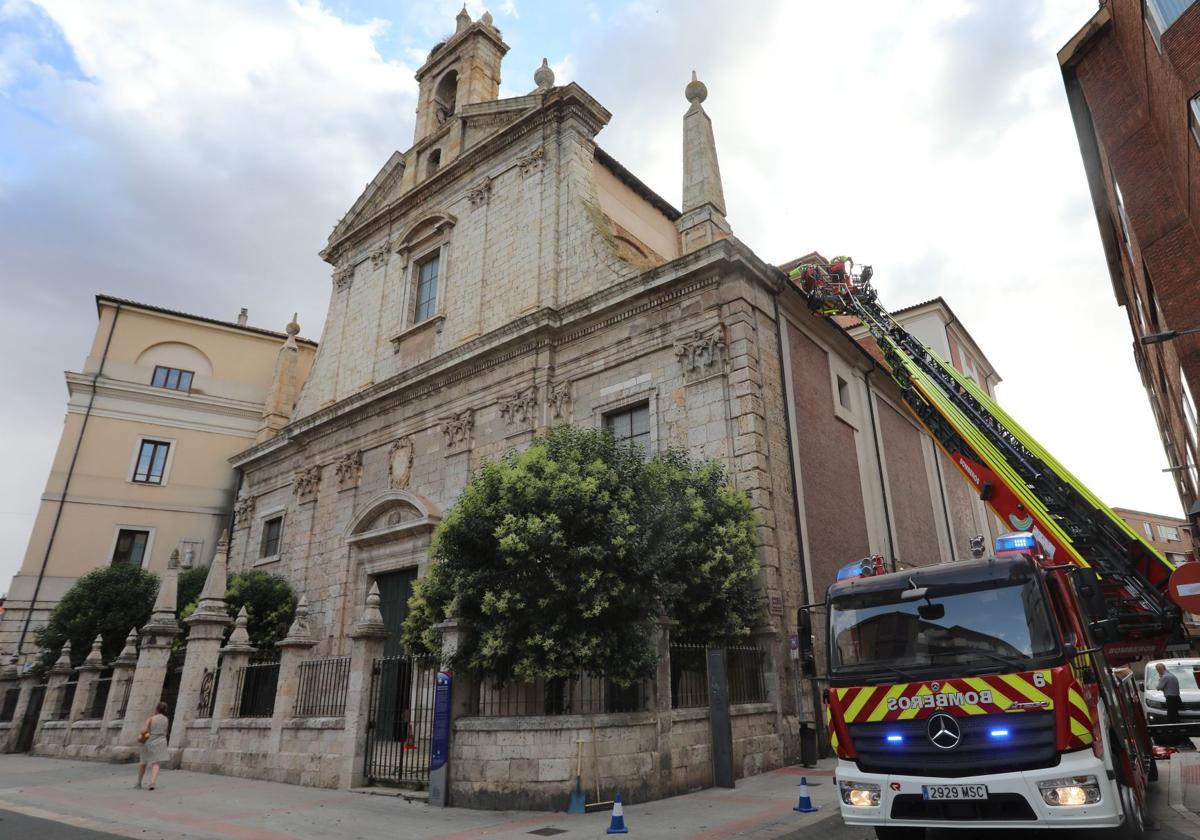 Se desprenden dos grandes piedras de la espadaña de la iglesia de La Compañía
