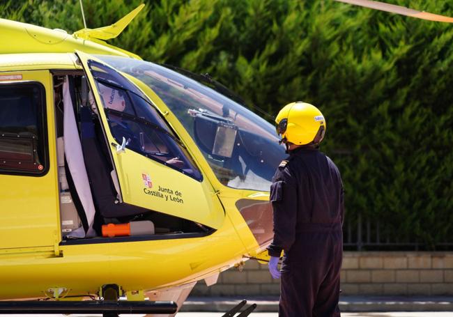 Un tripulante se dirige al helicóptero que da servicio a Sacyl con base en Salamanca.