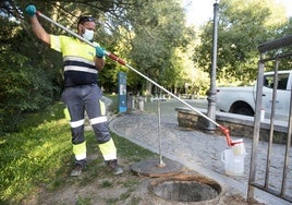 Toma de muestras de aguas residuales en la capital segoviana.