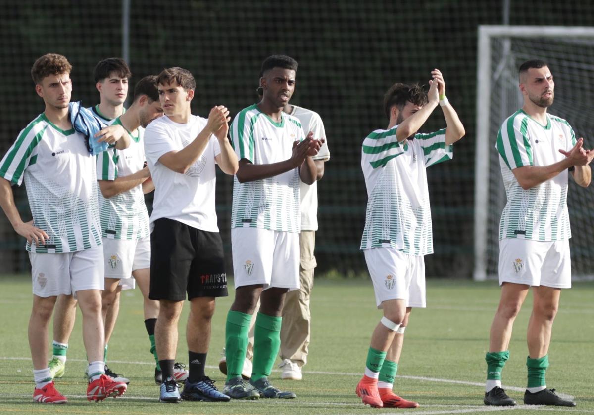 Los jugadores del Betis aplauden a sus aficionados tras caer eliminados en el 'play-off'.