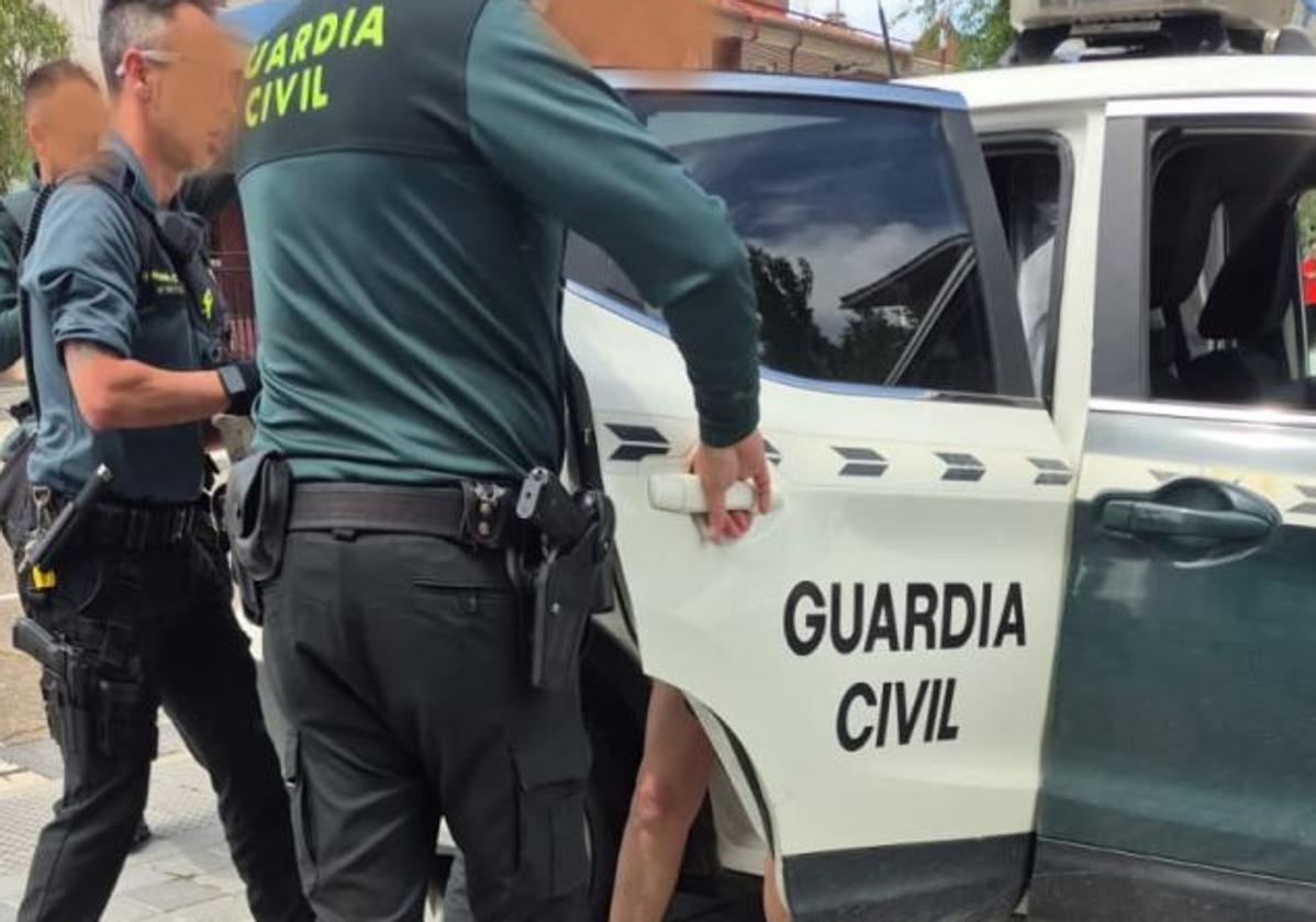 Los agentes trasladan a una detenida.