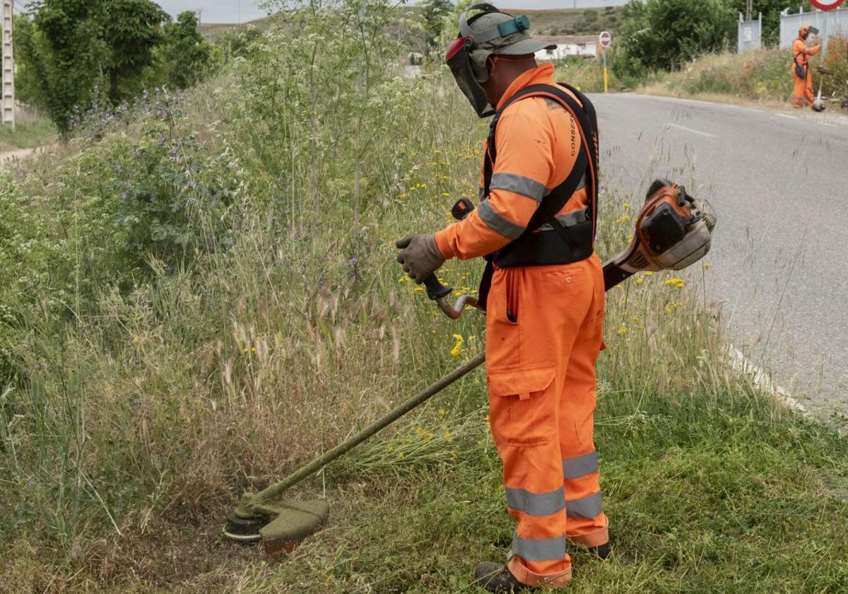 Desbroce de cunetas en una carretera de la provincia de Segovia.