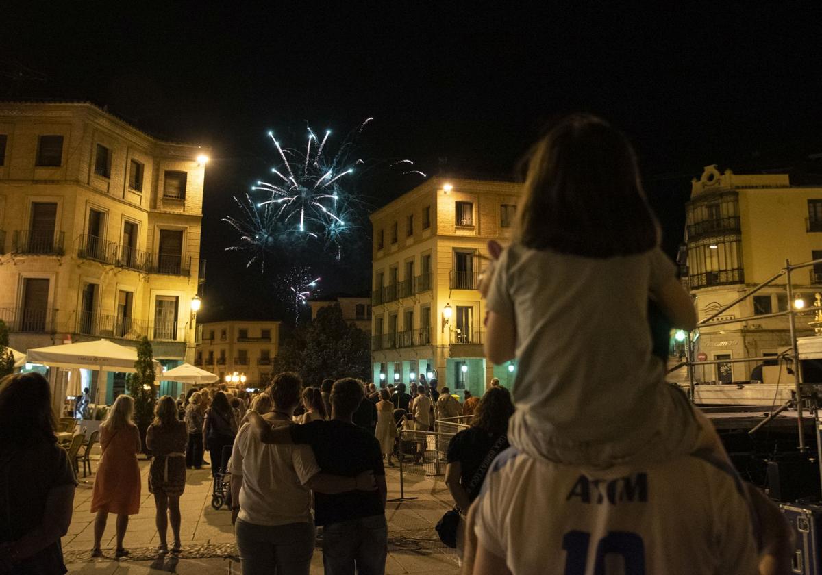 Fotos del espectáculo de fuegos artificiales en Segovia