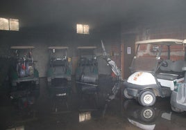 Algunos de los carros afectados por el incendio de este domingo en Cuéllar.