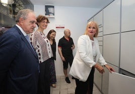 La consejera de Industria comprueba una de las taquillas refrigeradas.