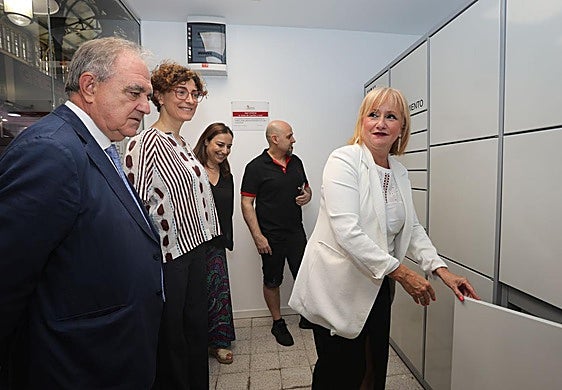 La consejera de Industria comprueba una de las taquillas refrigeradas.