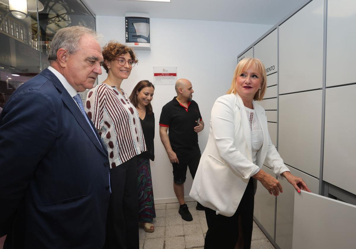 La consejera de Industria comprueba una de las taquillas refrigeradas.