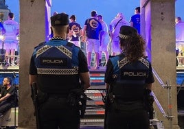 Dos policías locales, durante un evento de las fiestas de Segovia.
