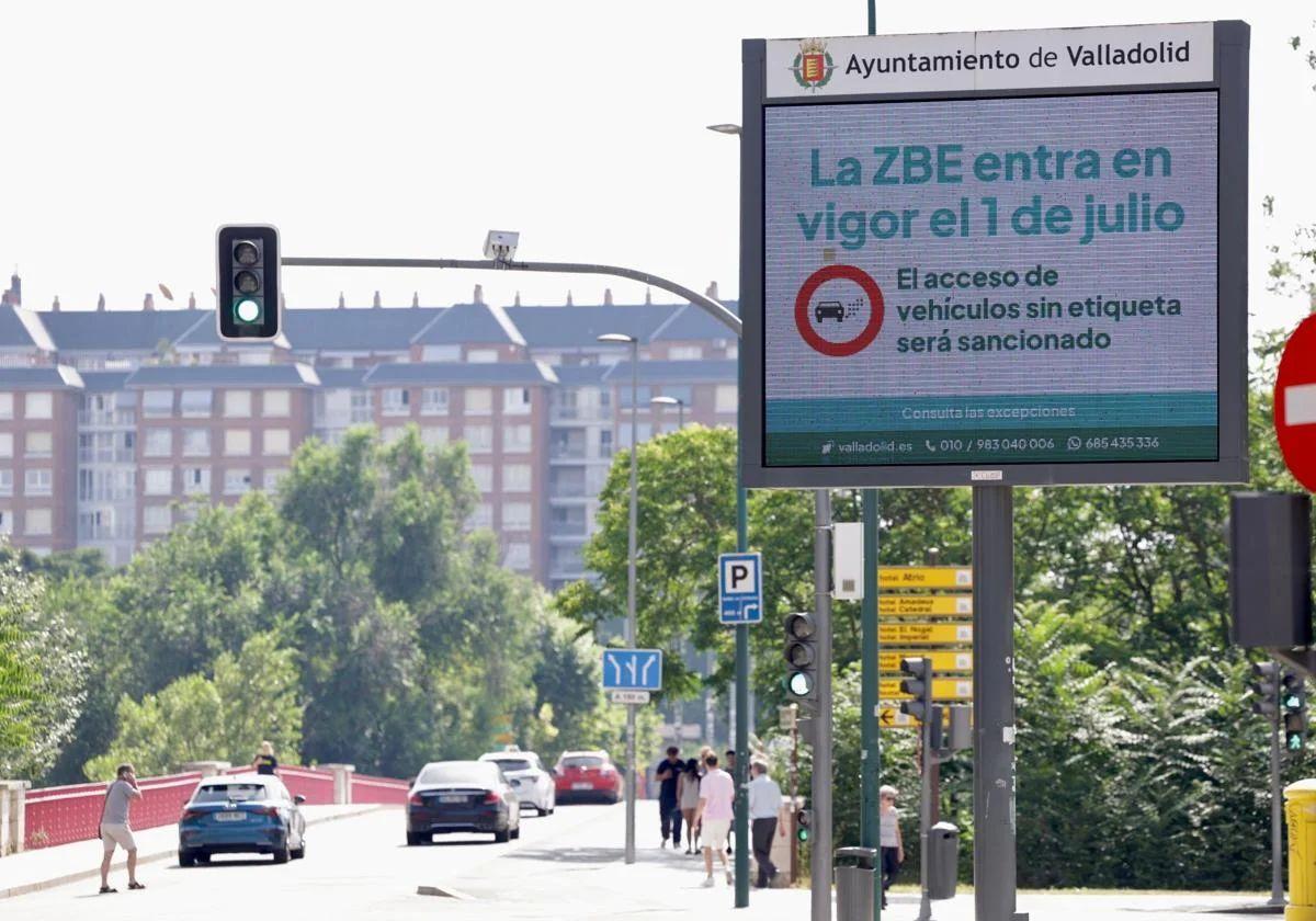 Pantalla antes de cruzar el puente de Poniente anunciado la entrada en vigor de la ZBE.