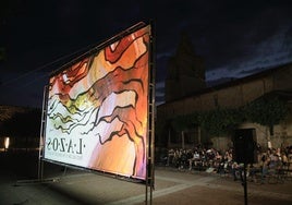 Público durante una proyección nocturna al aire libre en una edición anterior de Lazos.