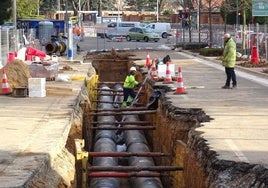 Obras de la red de calor en la calle Adolfo Miaja de la Muela, en el barrio de Parquesol.