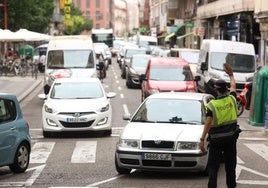 Un policía municipal dirige el tráfico en Valladolid.