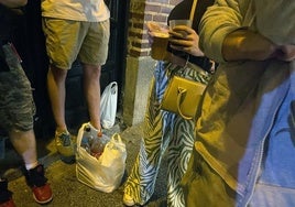 Varios jóvenes, de botellón.