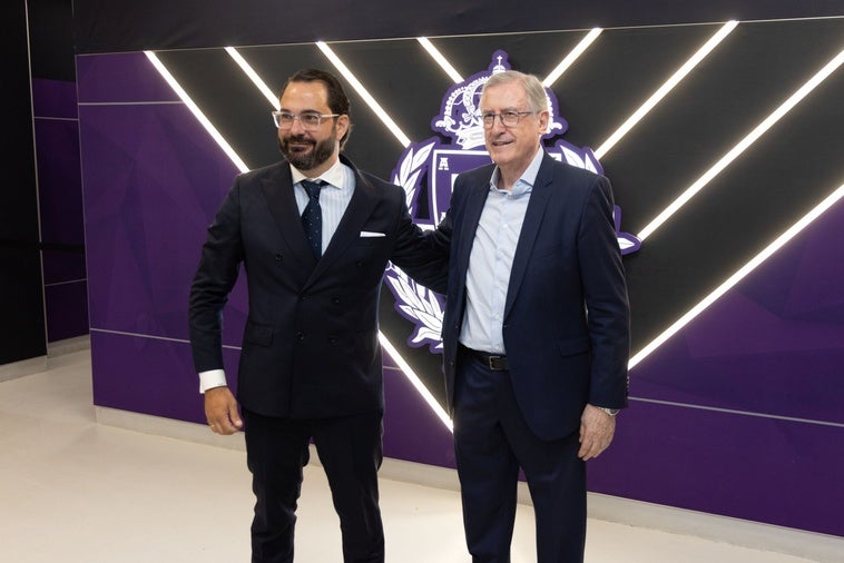 El nuevo director deportivo, Víctor Orta, posa con Ramón Martínez, maestro del madrileño en este cargo y exdirector blanquivioleta.
