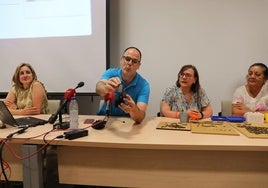El coordinador del proyecto, Juan Manuel Emperador, muestra la creación del láser para ayudar a los enfermos de Parkinson.