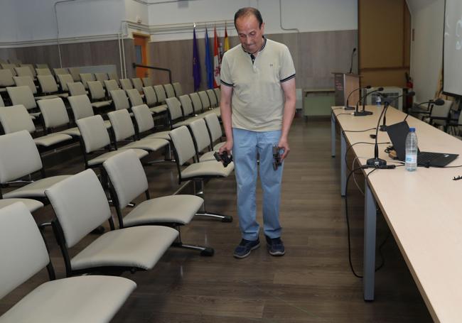 El presidente de la Asociación de Parkinson de Palencia, Fidel de Diego, utiliza el invento del láser.
