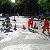 Los operarios pican el paso de peatones para prolongar la plataforma del carril bici de Isabel la Católica.