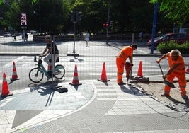 Los operarios pican el paso de peatones para prolongar la plataforma del carril bici de Isabel la Católica.