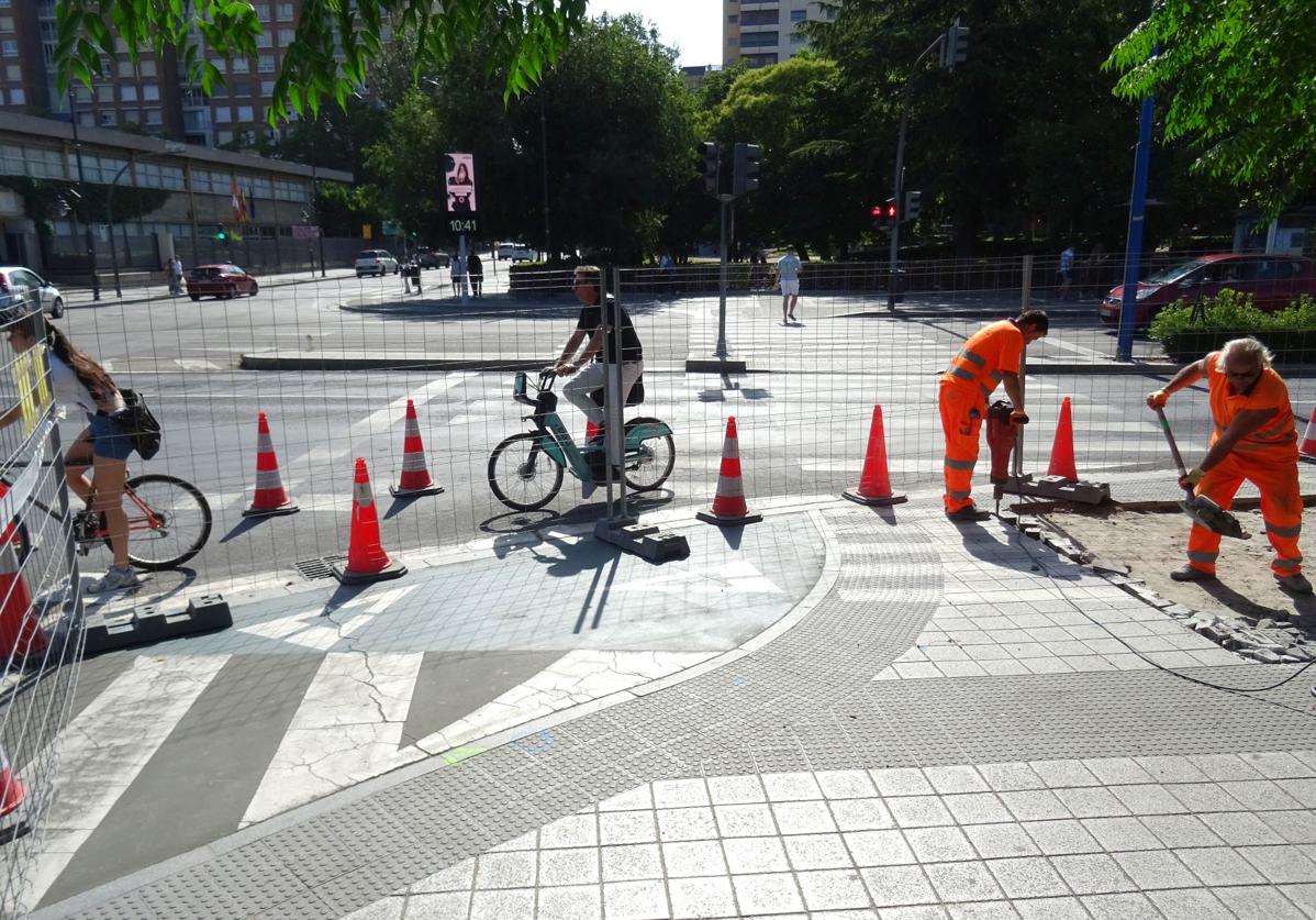 Modifican el carril bici de Isabel la Católica 14 días después de inaugurarlo para evitar conflictos con peatones