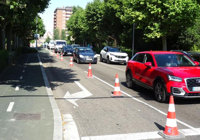 Carril cortado en el puente de Poniente por las obras en el carril bici.