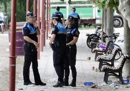 Dispositivo policial durante las labores de limpieza del entorno de Las Moreras después de la noche de San Juan.