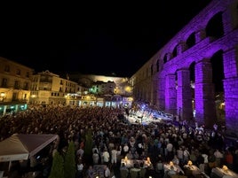 Concierto de El Nuevo Mester de Juglaría en la Plaza del Azoguejo.