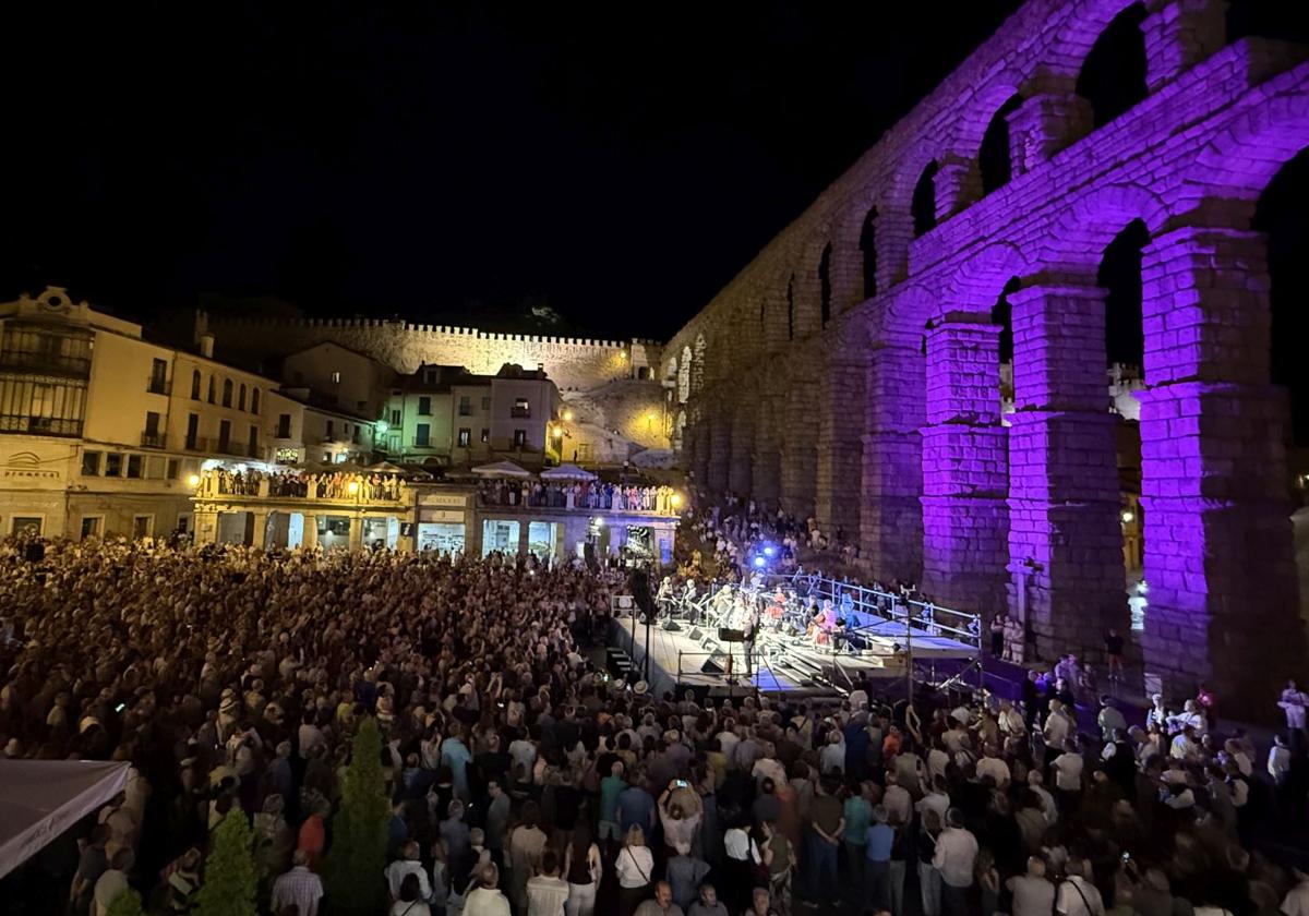 Concierto de El Nuevo Mester de Juglaría en la Plaza del Azoguejo.