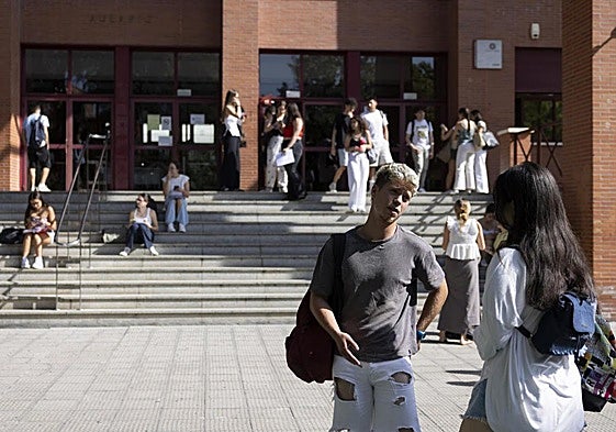 Estudiantes en el aulario de Valladolid esta mañana tras los primeros exámenes de la PAU.