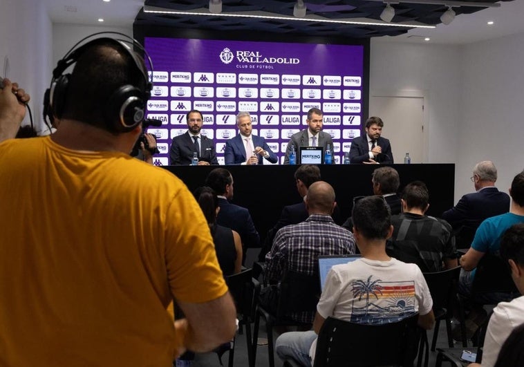 Los medios de comunicación, atendiendo la rueda de prensa de la presentación de la nueva propiedad del Real Valladolid.